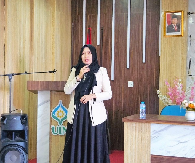 Gambar.2 Ketua Program Studi Hukum Tata Negara (Ergina Faralita, M.H) memberikan sambutan